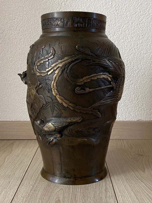 Bronzen vaas. bruin en verguld gepatineerd met decor van vogels in reliëf.
