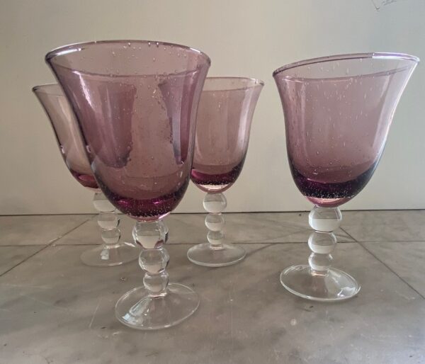 Glazen drinkglazen met gelobde voet