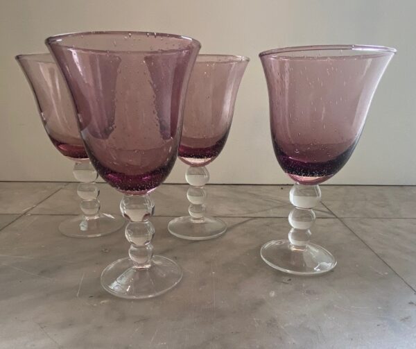 Glazen drinkglazen met gelobde voet