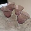Glazen drinkglazen met gelobde voet