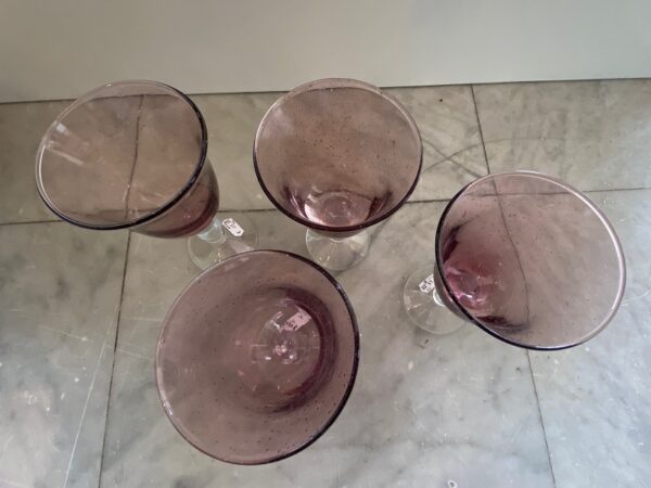 Glazen drinkglazen met gelobde voet