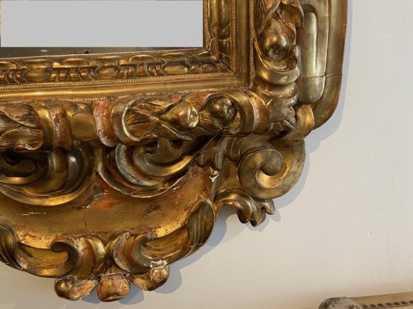 Verguld en gesneden houten spiegellijst, circa 1780.
