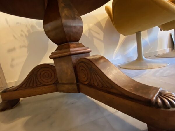 Empire tafel, mahonie gefineerd.