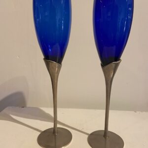 Stel champagne flûtes op metalen voet