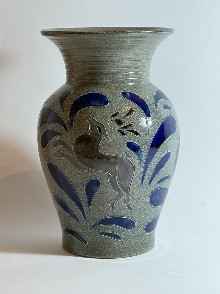 Duitse studio-keramiek vaas met haas – ca. 1970-1990