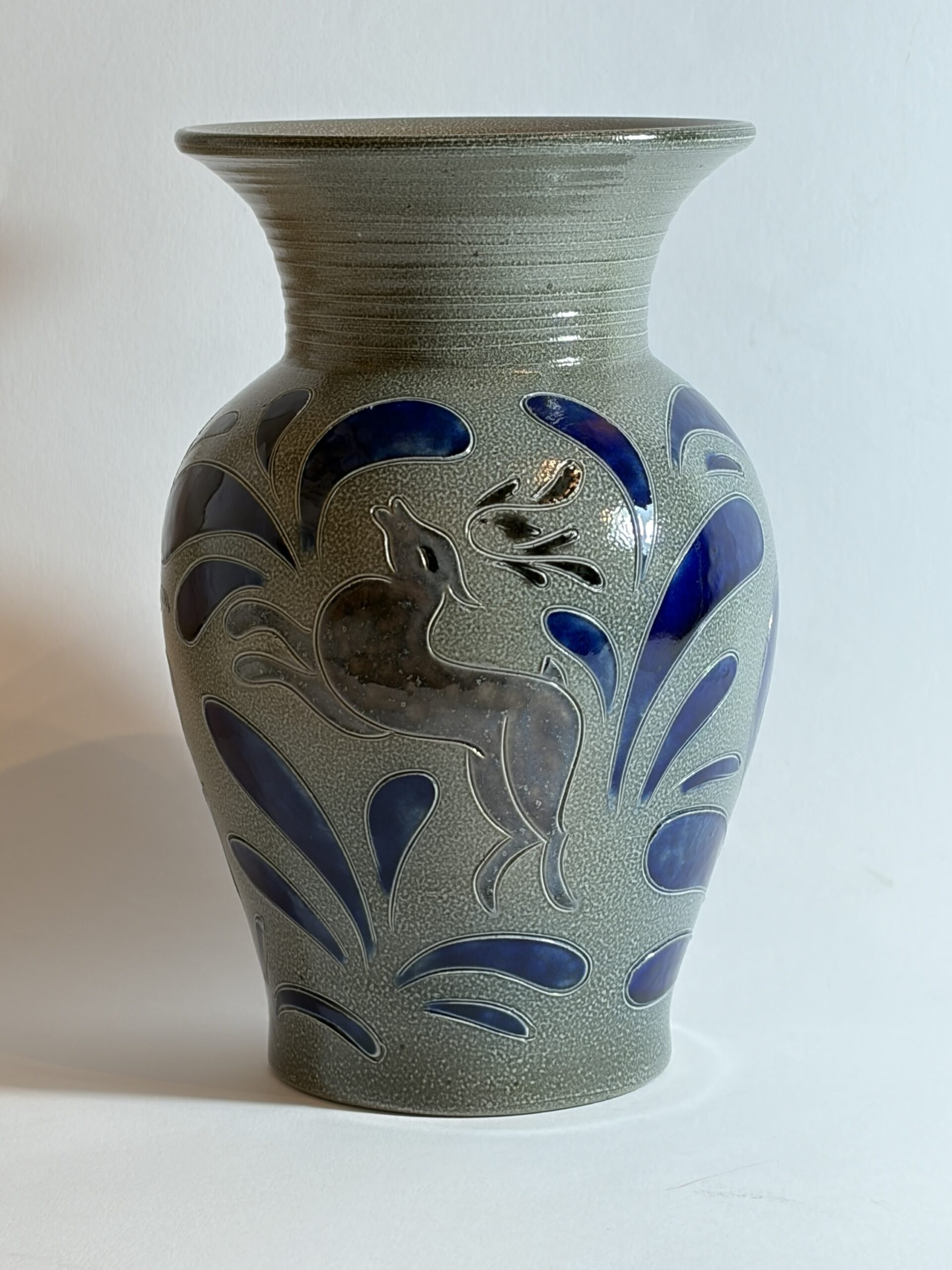 Duitse studio-keramiek vaas met haas – ca. 1970-1990