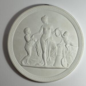 Royal Copenhagen biscuitporseleinen wandplaquette – klassiek reliëf – Denemarken ca. 1950–1970