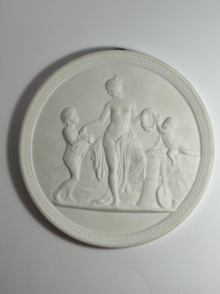 Royal Copenhagen biscuitporseleinen wandplaquette – klassiek reliëf – Denemarken ca. 1950–1970