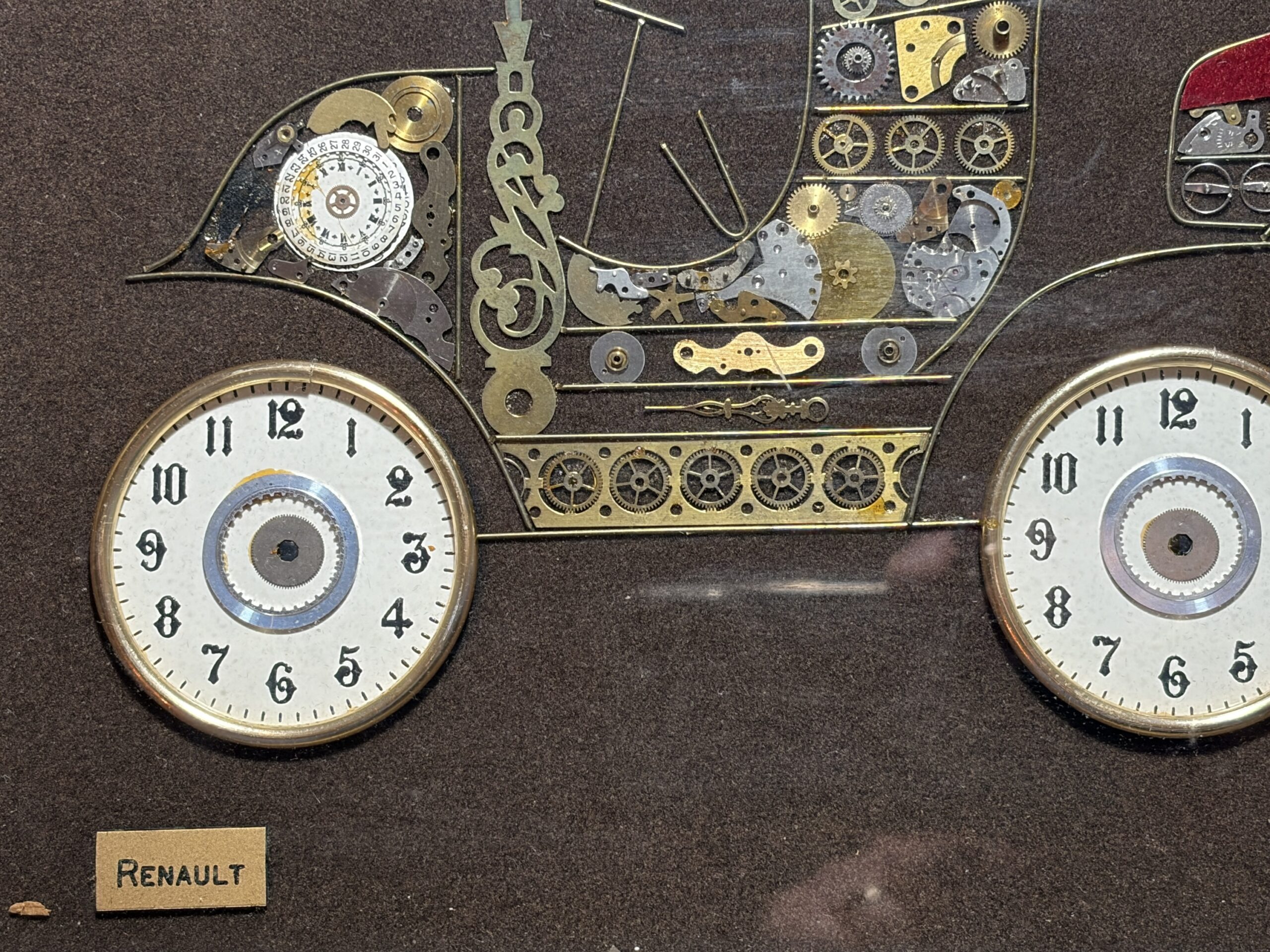 L. Kersh of London – Horological Collage "Renault" – vintage assemblagekunst van uurwerkonderdelen - Afbeelding 2