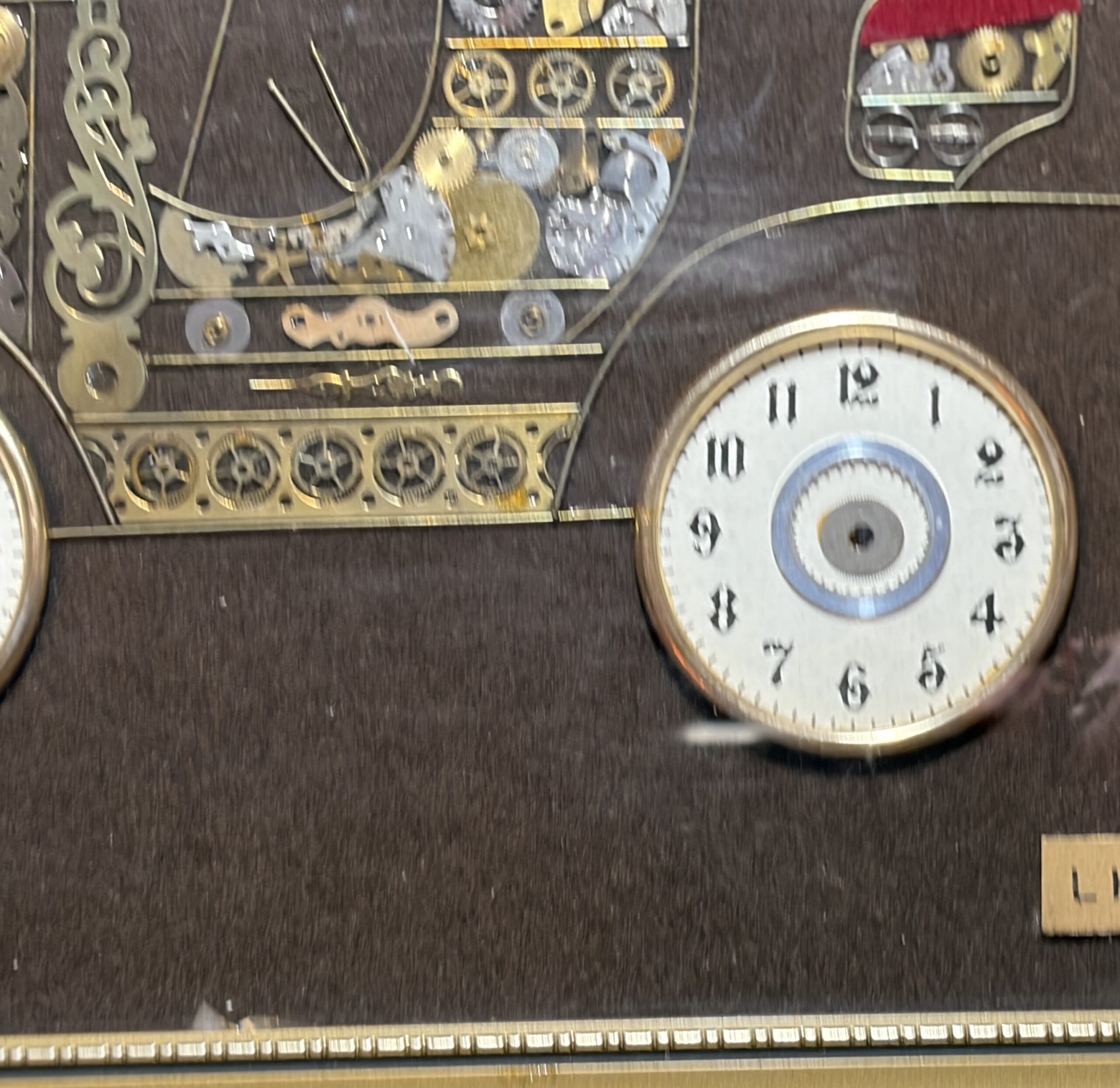 L. Kersh of London – Horological Collage "Renault" – vintage assemblagekunst van uurwerkonderdelen - Afbeelding 3