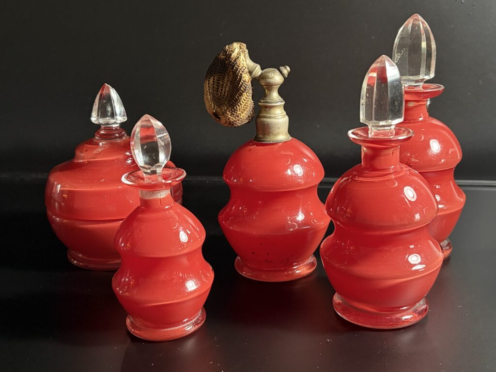 Prachtige set van 5 antieke glazen parfumflessen – Jaren 1920-1930