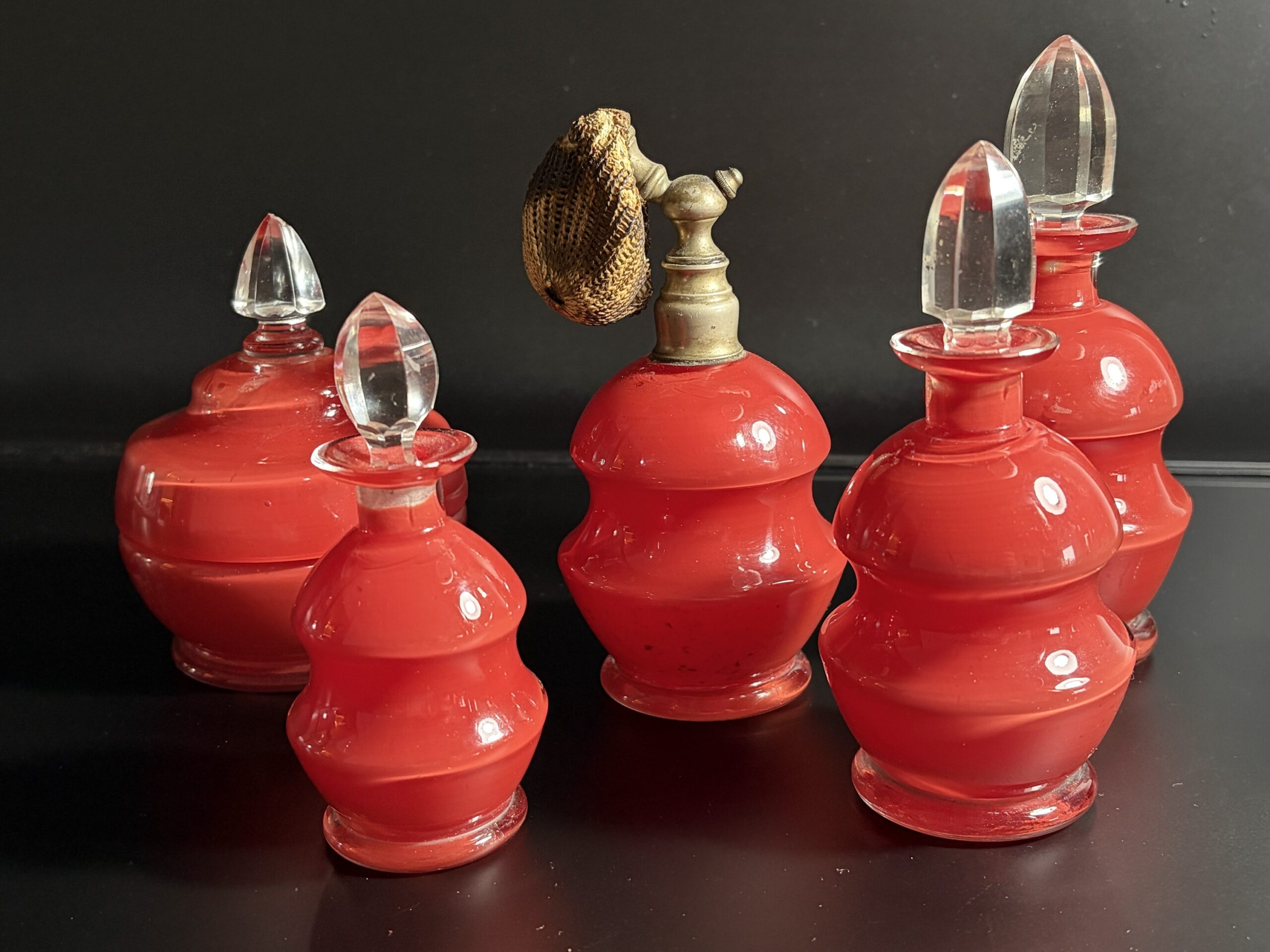 Prachtige set van 5 antieke glazen parfumflessen – Jaren 1920-1930