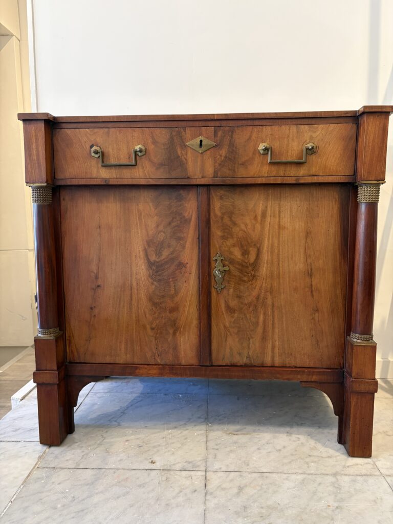 Empire commode met houten kolommen